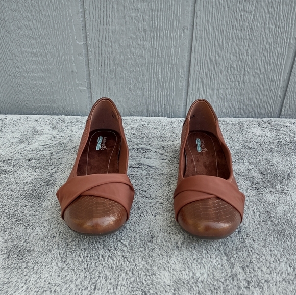 BareTraps Brown and Tan Flats - Picture 2 of 12